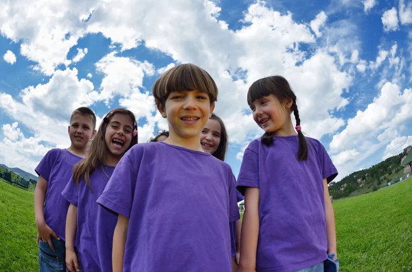 Glada barn grupp ha kul i naturen — Stockfoto