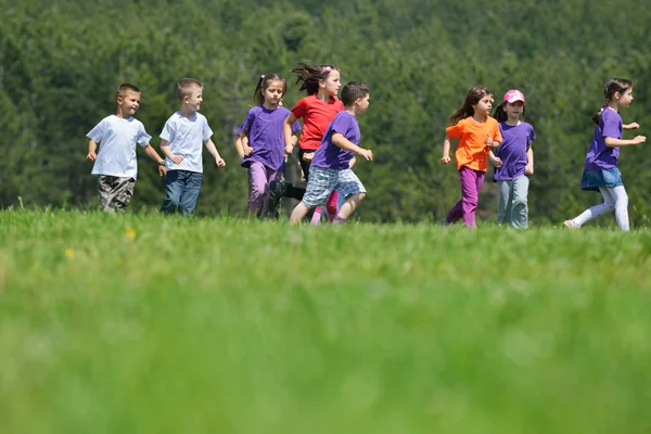 Groupe d'enfants heureux ont plaisir dans la nature — Photo