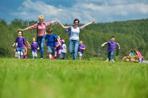 Feliz grupo de niños divertirse en la naturaleza —  Fotos de Stock