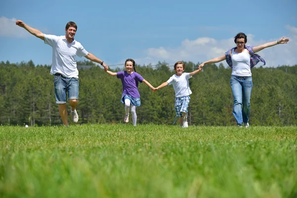 Heureuse jeune famille avoir du plaisir en plein air — Photo