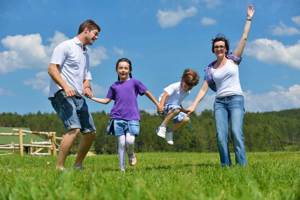 幸せな若い家族が屋外に楽しい時を過す — ストック写真