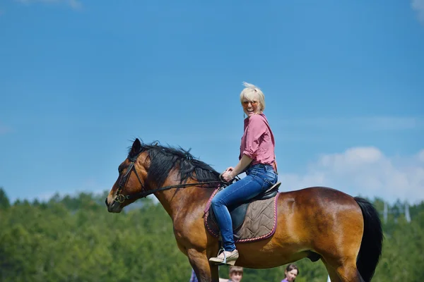 Mulher feliz montar cavalo — Fotografia de Stock