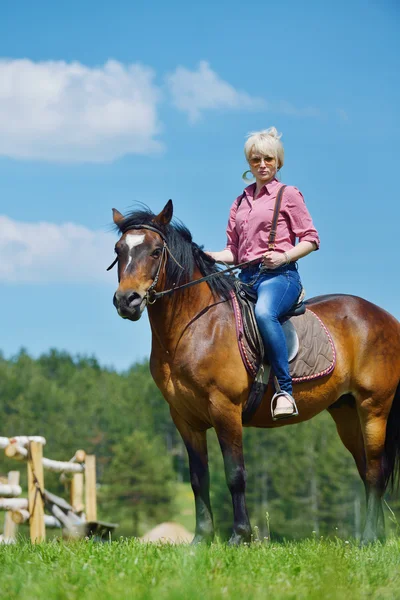 Mulher feliz montar cavalo — Fotografia de Stock
