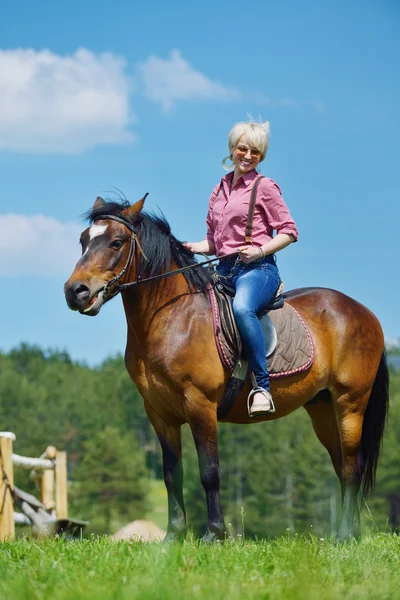 Šťastná žena projížďku kůň — Stock fotografie