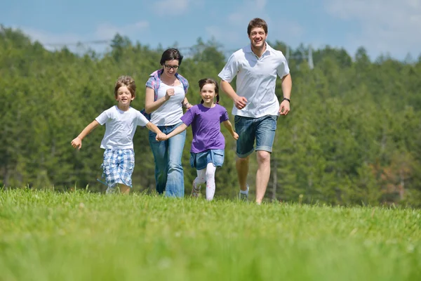 Feliz jovem família se divertir ao ar livre — Fotografia de Stock