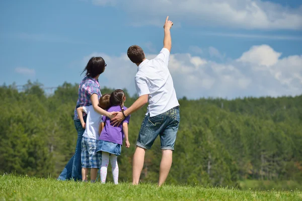 Szczęśliwą rodzinę młodych zabawy na świeżym powietrzu — Zdjęcie stockowe
