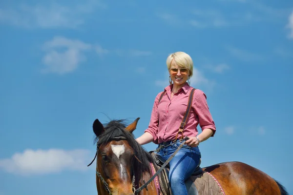 Femme heureuse cheval — Photo