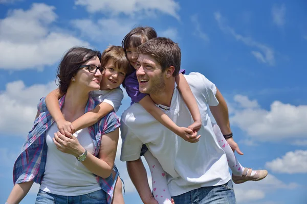 Glückliche junge Familie hat Spaß im Freien — Stockfoto