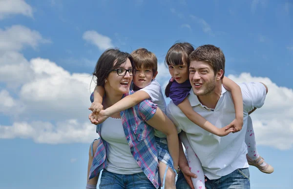 Mutlu genç aile açık havada eğlence var — Stok fotoğraf