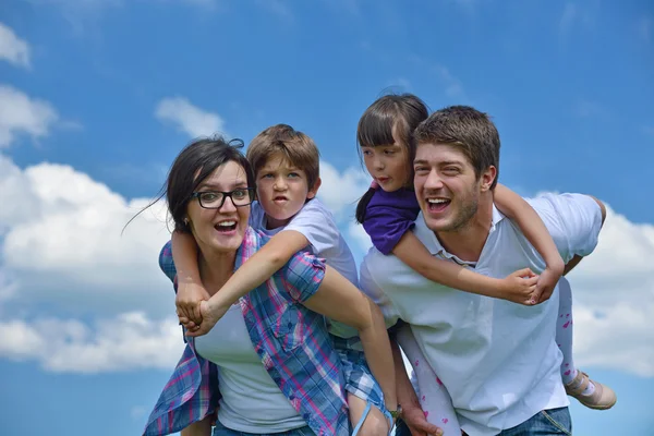 Glad ung familj ha kul utomhus — Stockfoto