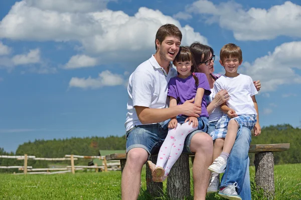 Feliz familia joven divertirse al aire libre —  Fotos de Stock