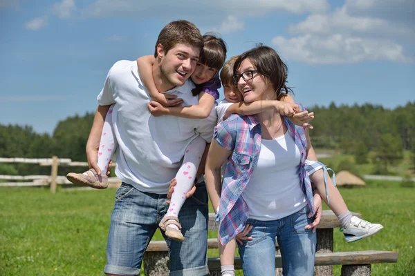 Felice giovane famiglia divertirsi all'aperto — Foto Stock