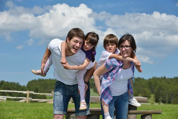 Счастливая молодая семья развлекается на свежем воздухе — стоковое фото