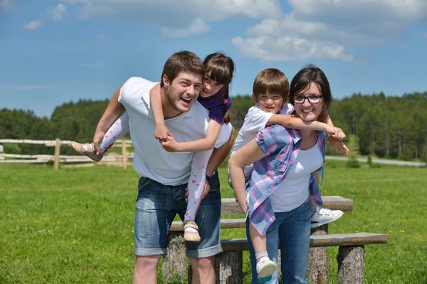 Boldog fiatal család szabadban szórakozik — Stock Fotó