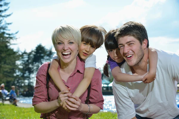 Ευτυχισμένη οικογένεια νέους να διασκεδάσουν σε εξωτερικούς χώρους — Φωτογραφία Αρχείου
