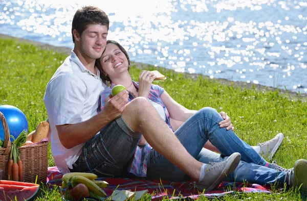 행복 한 젊은 커플 야외 소풍 — 스톡 사진
