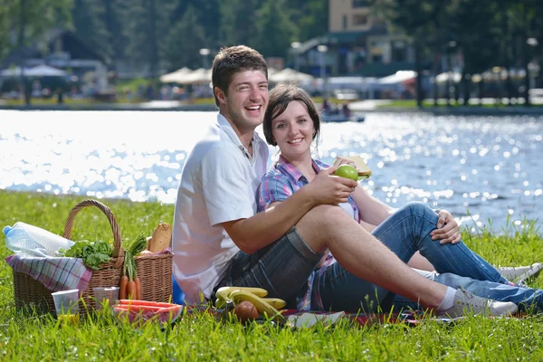 快乐的年轻夫妇在户外野餐 — 图库照片