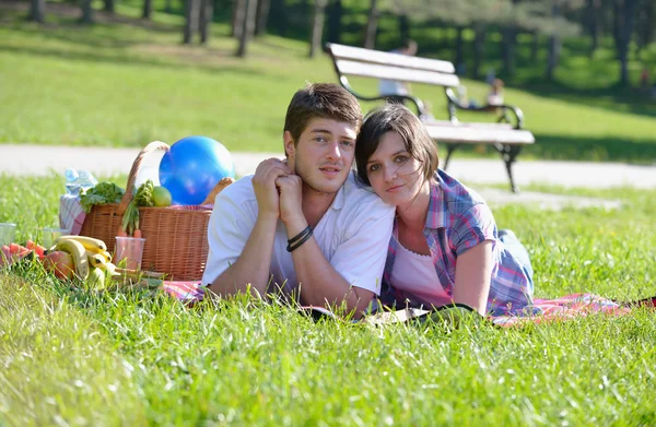 Gelukkig jong paar met een picknick outdoor — Stockfoto