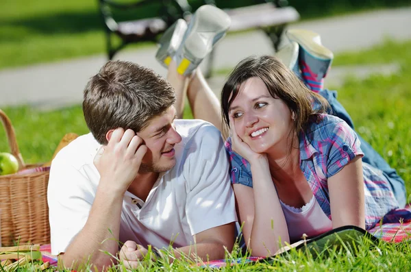 Happy cuplu tineri având un picnic în aer liber — Fotografie, imagine de stoc