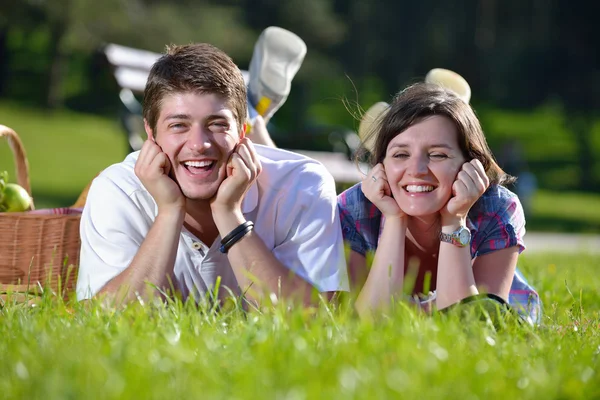 Felice giovane coppia avendo un pic-nic all'aperto — Foto Stock