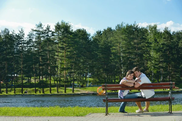 Portrét romantického mladý pár spolu s úsměvem venkovní — Stock fotografie