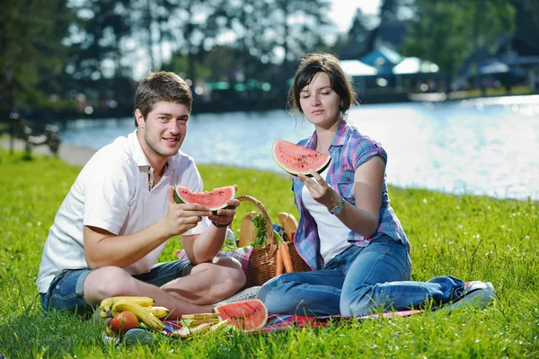 Mutlu genç çift dışarıda piknik yapıyor. — Stok fotoğraf
