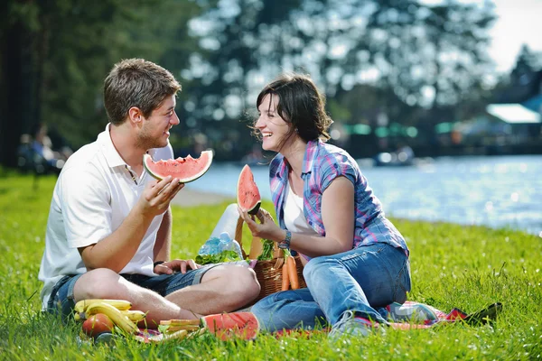 Lyckliga unga paret har picknick utomhus — Stockfoto