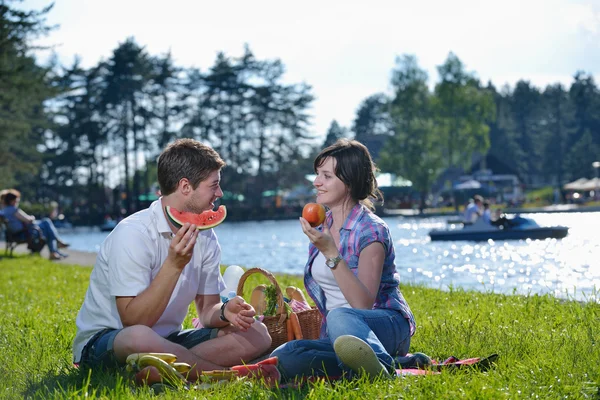 Щаслива молода пара має пікнік на відкритому повітрі — стокове фото