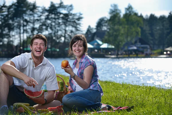 Mutlu genç çift dışarıda piknik yapıyor. — Stok fotoğraf