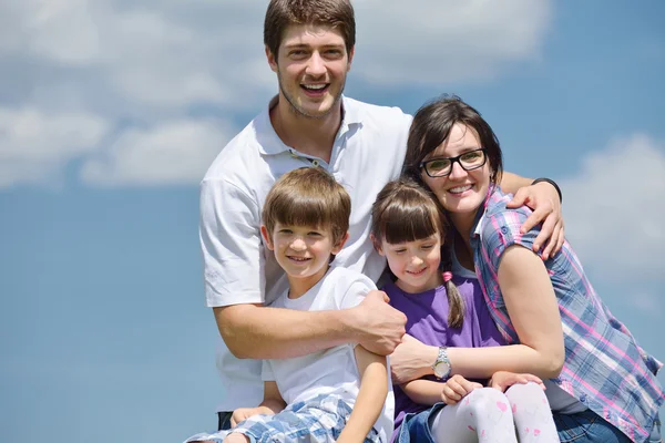 Счастливая молодая семья развлекается на свежем воздухе Стоковое Фото
