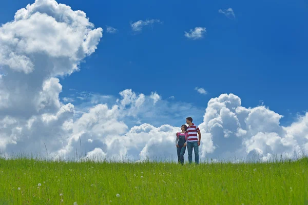 Romantique jeune couple amoureux ensemble en plein air — Photo