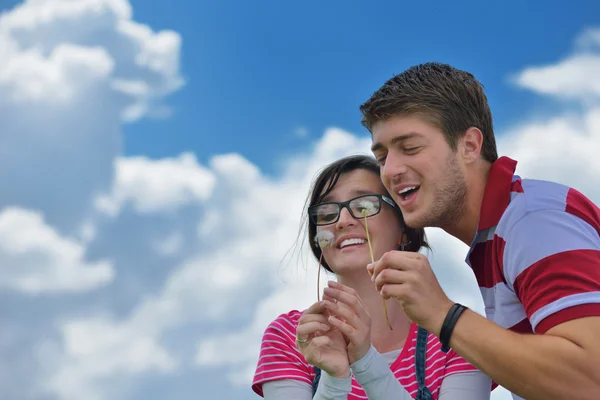 Romántico joven pareja en el amor juntos al aire libre —  Fotos de Stock