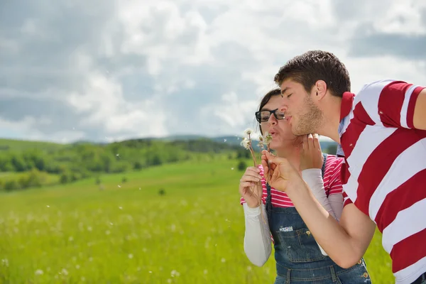 Romantický mladý pár v lásce spolu venkovní — Stock fotografie