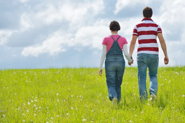 Romántico joven pareja en el amor juntos al aire libre — Foto de Stock