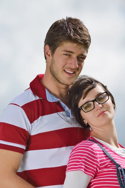 Romantiska unga par i kärlek tillsammans utomhus — Stockfoto