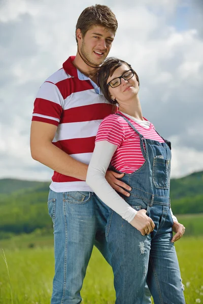 Romantico giovane coppia innamorata insieme all'aperto — Foto Stock