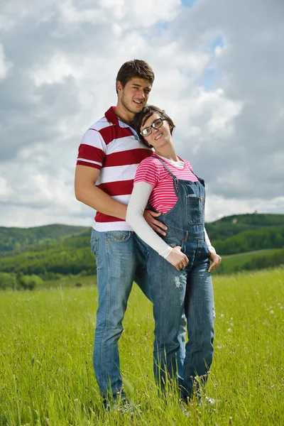 Романтическая молодая пара влюблена вместе на открытом воздухе — стоковое фото