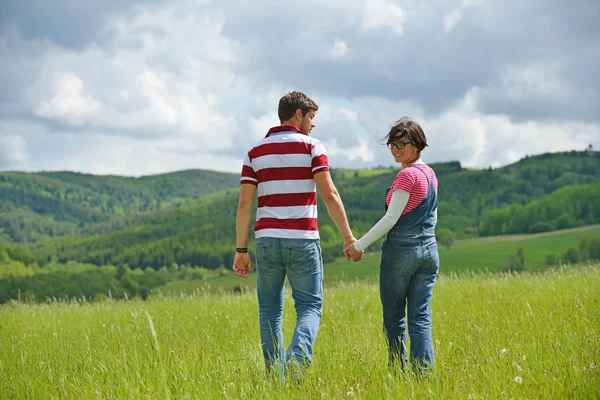 Romântico jovem casal apaixonado juntos ao ar livre — Fotografia de Stock