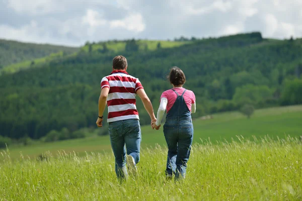 Романтическая молодая пара влюблена вместе на открытом воздухе — стоковое фото