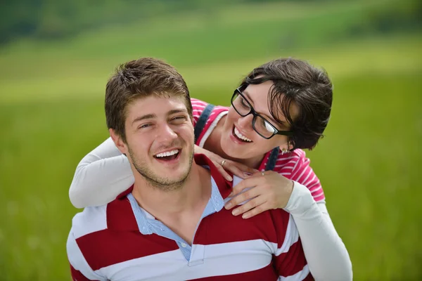 Romantyczna para młodych w miłości razem odkryty — Zdjęcie stockowe