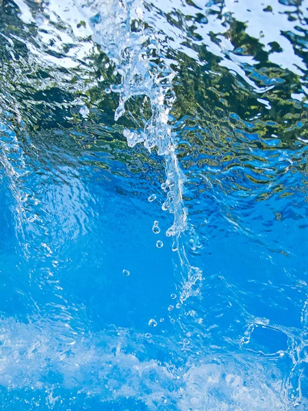 Прекрасна чиста вода в басейні — стокове фото