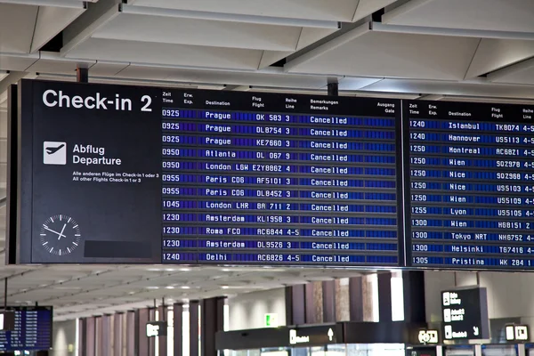 Placa do tempo mostrando voos, cancelados devido a erupção vulcânica — Fotografia de Stock