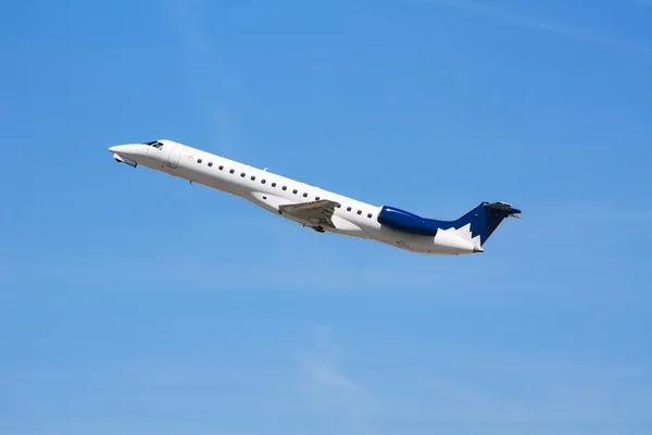 Private Corporate Business Jet no céu azul — Fotografia de Stock