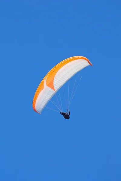 Paraglider på blå himmel — Stockfoto