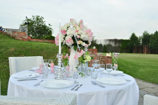 Romantischer Tisch im Freien — Stockfoto