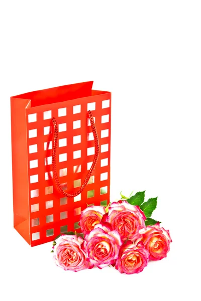 Подарочная сумка и букет роз . — стоковое фото