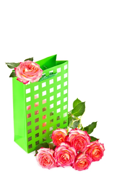 Geschenktüte und ein Strauß Rosen. — Stockfoto