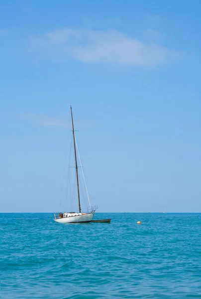 海で小さなボート. — ストック写真