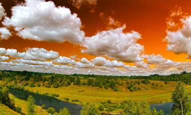 turuncu gökyüzünün altında Nehri Panoraması