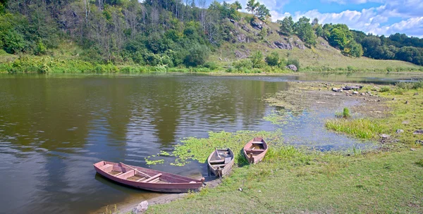 Пейзаж с тремя старыми лодками — стоковое фото